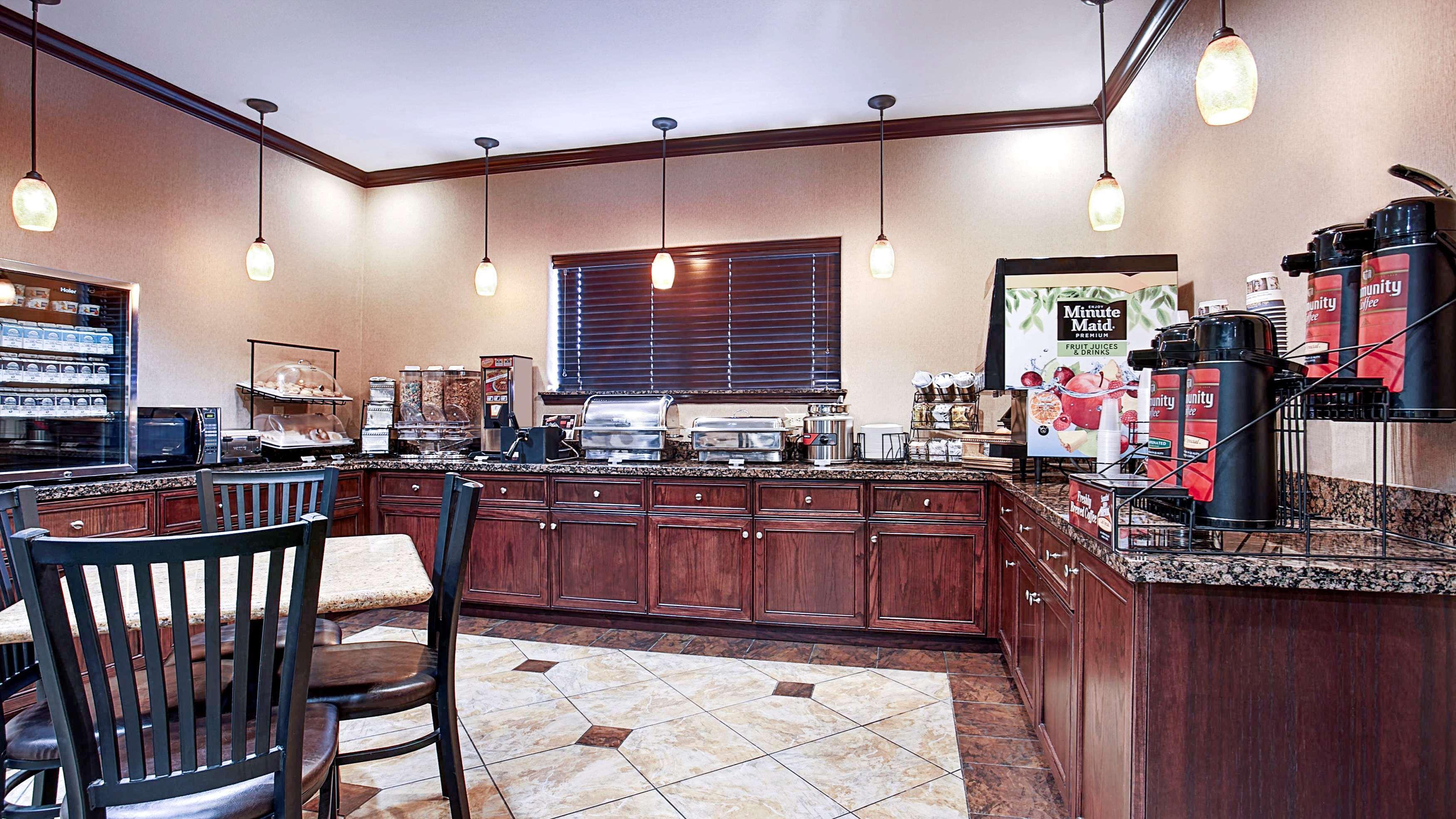 Best Western Plus Royal Mountain Inn & Suites Атенс Екстериор снимка
