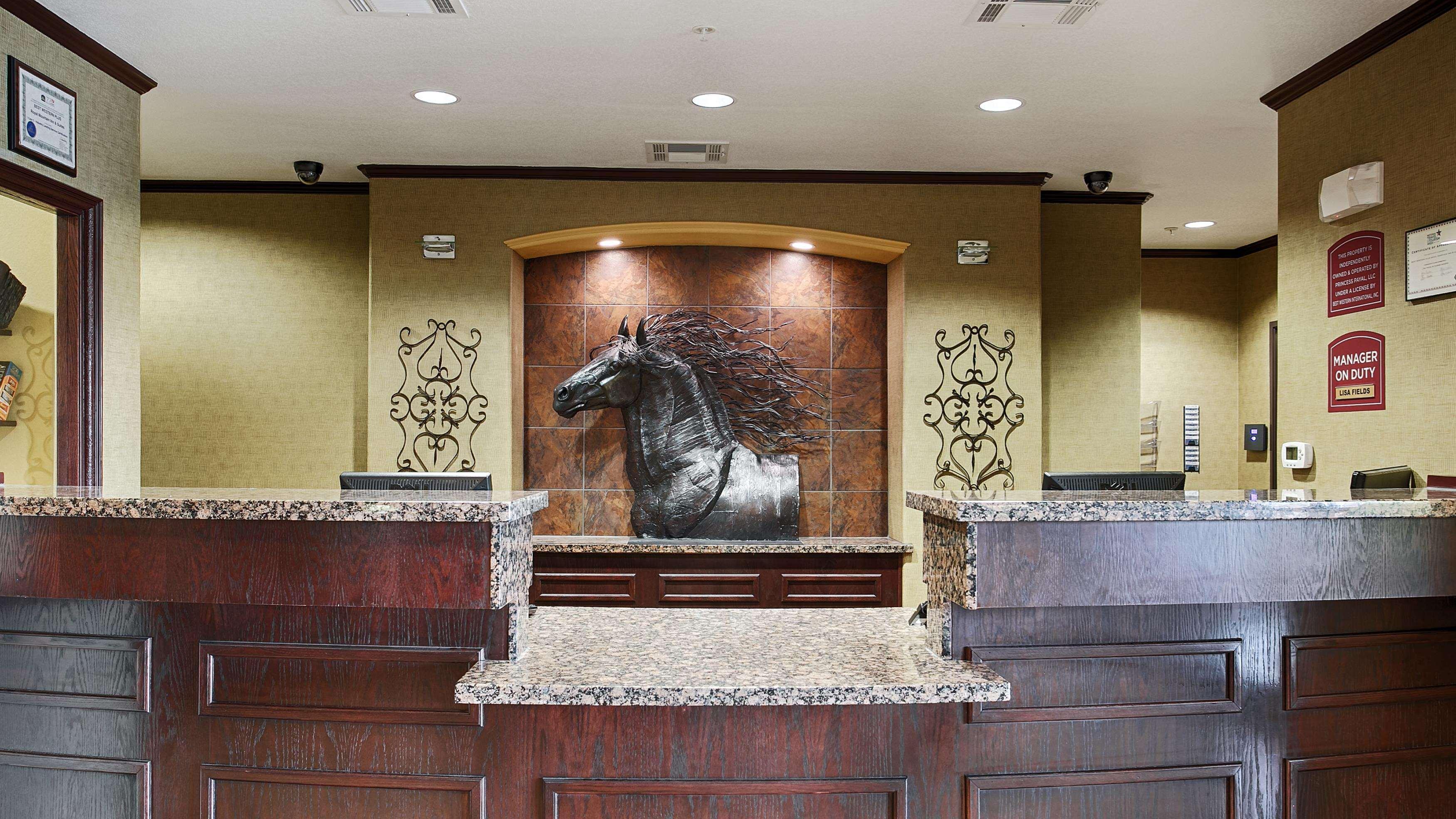 Best Western Plus Royal Mountain Inn & Suites Атенс Екстериор снимка