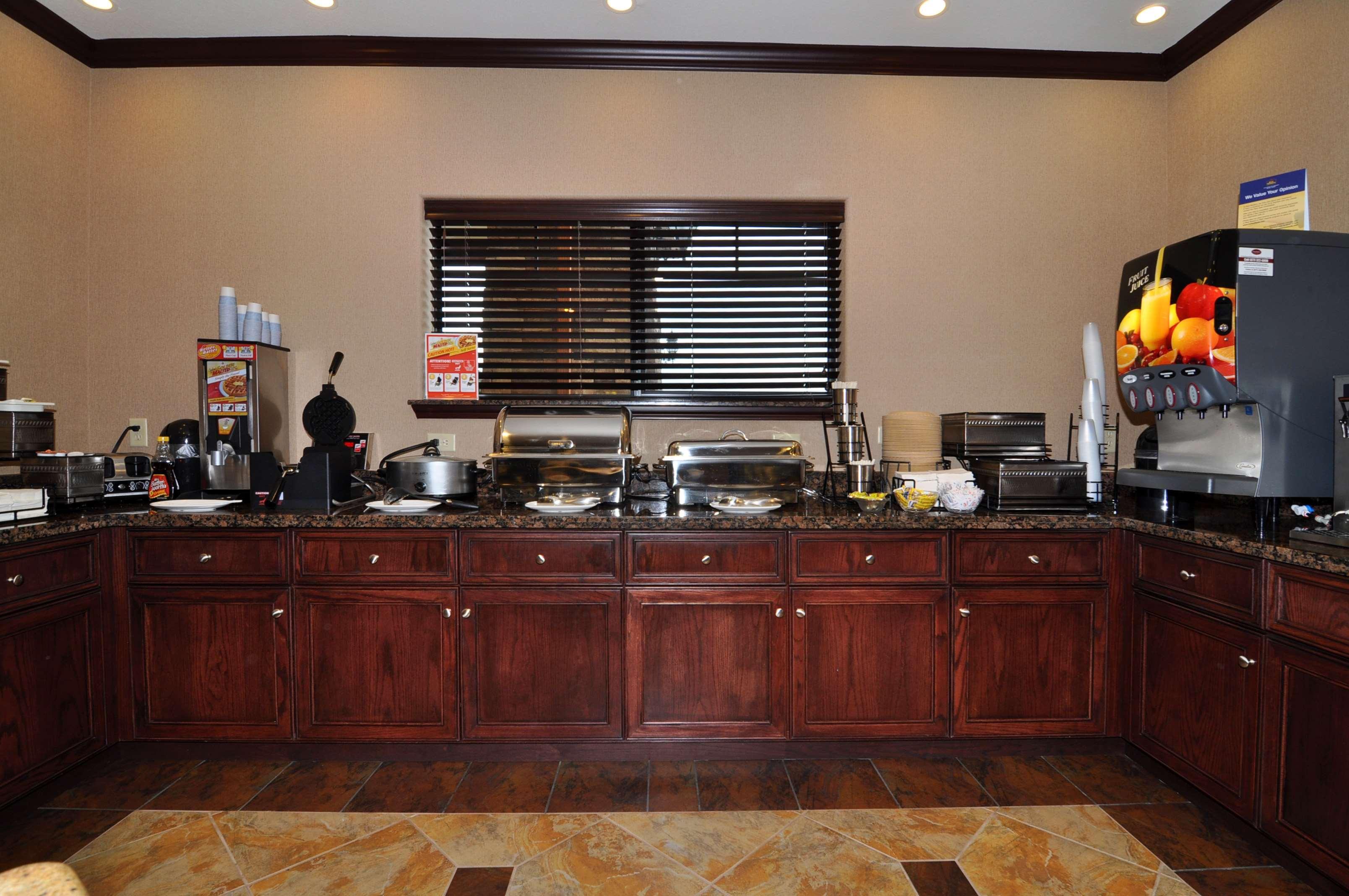 Best Western Plus Royal Mountain Inn & Suites Атенс Ресторант снимка