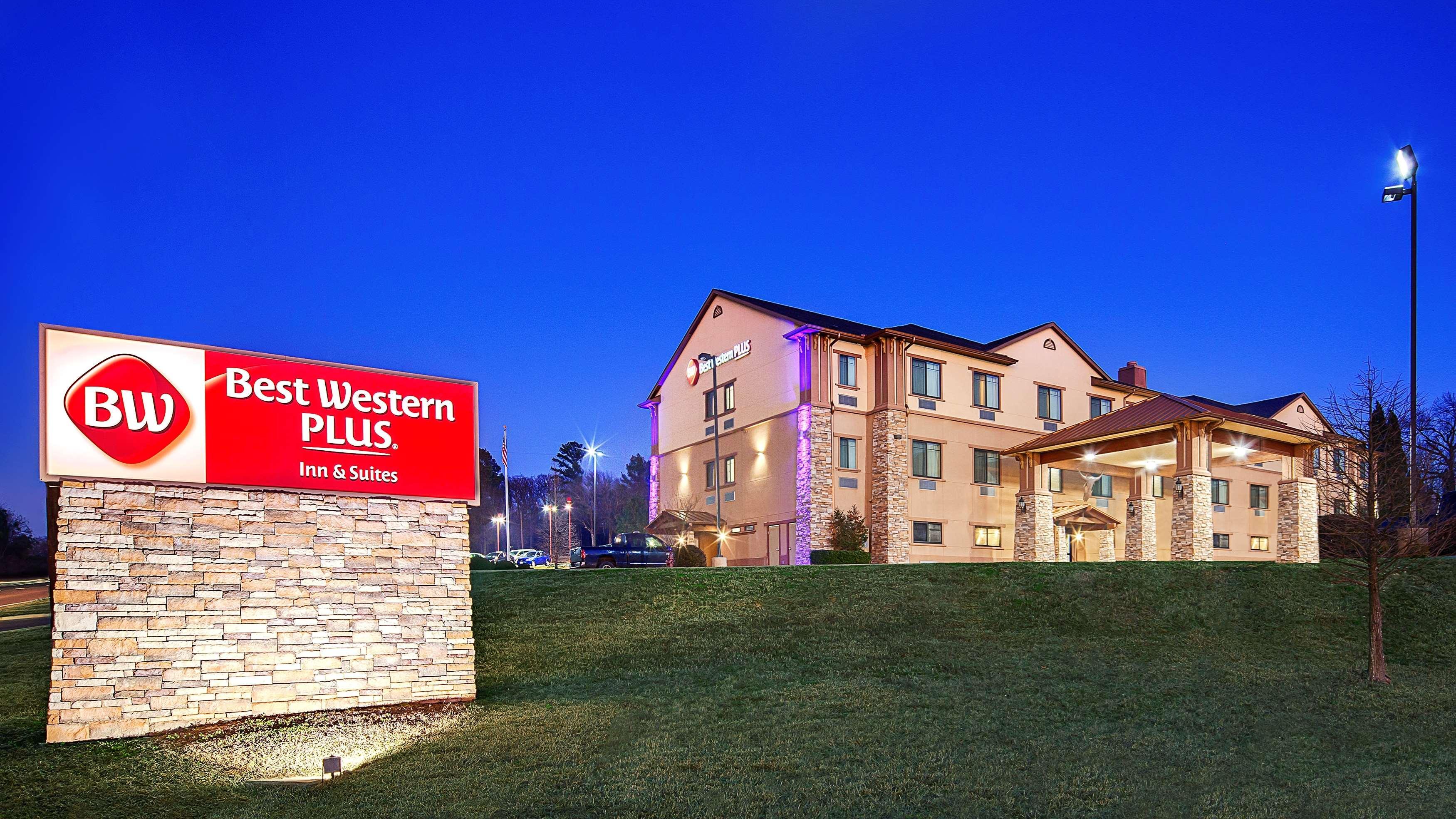 Best Western Plus Royal Mountain Inn & Suites Атенс Екстериор снимка