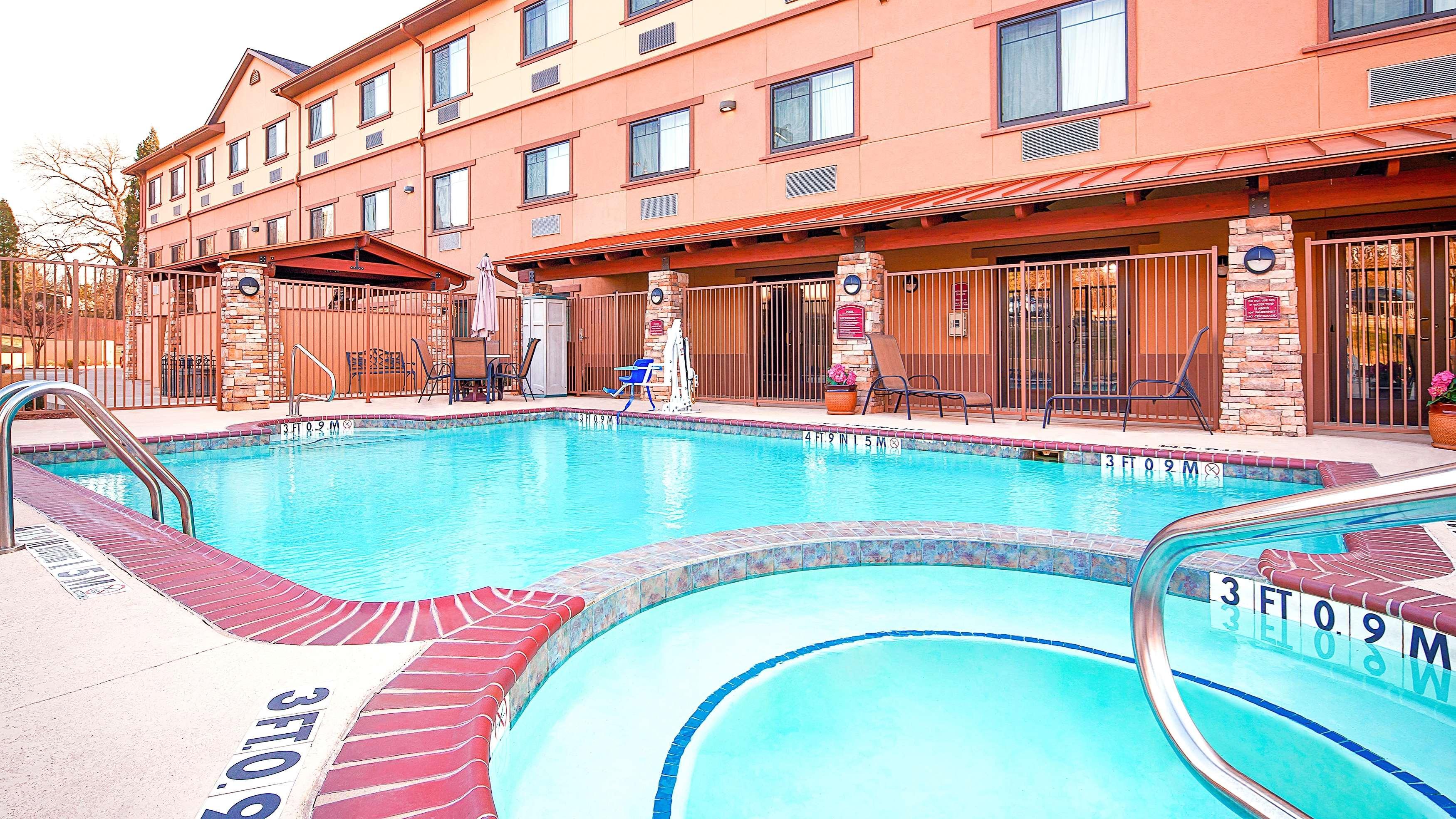 Best Western Plus Royal Mountain Inn & Suites Атенс Екстериор снимка
